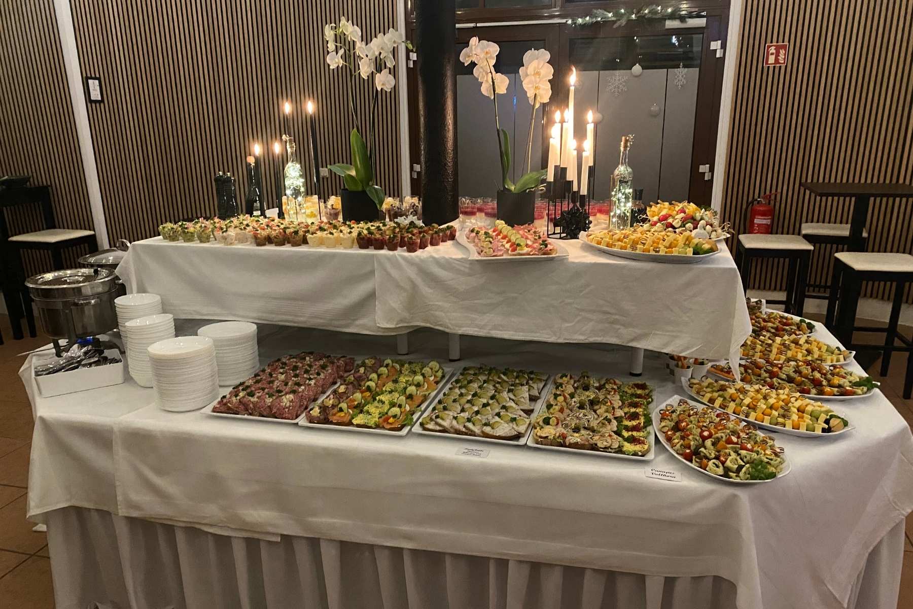 Buffettisch im Marstall Gotha stilvoll angerichtet mit vielfältigem Fingerfood. Gäste profitieren von der freien Wahl ihres Caterers und können die Verpflegung auch selbst organisieren, um ihre Feier ganz individuell zu gestalten.