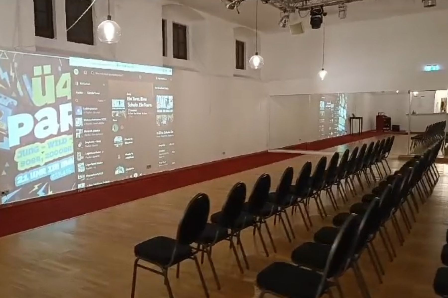 Vielfältige Bestuhlungsvarianten im Marstall Gotha, die flexibel an verschiedene Veranstaltungsarten angepasst werden können. Ob Reihenbestuhlung, parlamentarisch oder Bankett – der Saal bietet optimale Bedingungen für individuelle Raumgestaltung.