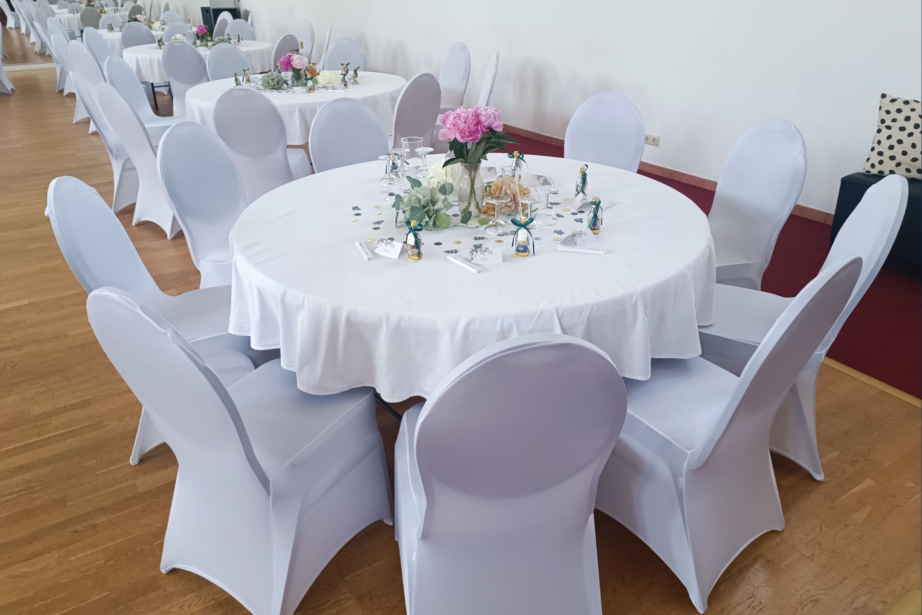 Fein gedeckter Hochzeitstisch im Marstall Gotha mit eleganter Tischwäsche, edlem Porzellan und stilvollen Blumenarrangements. Die festliche Dekoration schafft eine einladende Atmosphäre für unvergessliche Hochzeitsfeiern.