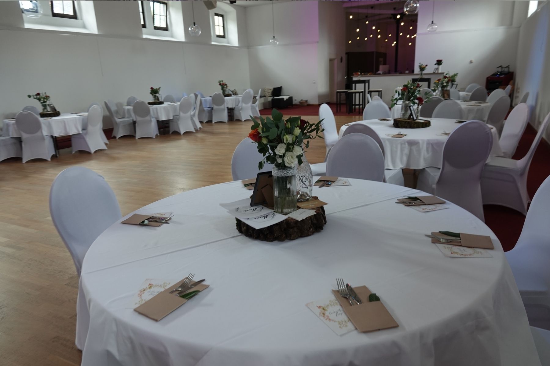 Stilvolle Tischdekoration im Marstall Gotha mit liebevollen Details und elegantem Blumenschmuck. Perfekt abgestimmt auf Hochzeitsfeiern, schafft die Dekoration eine festliche und einladende Atmosphäre für unvergessliche Momente.